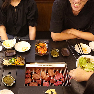 お肉を焼いている写真